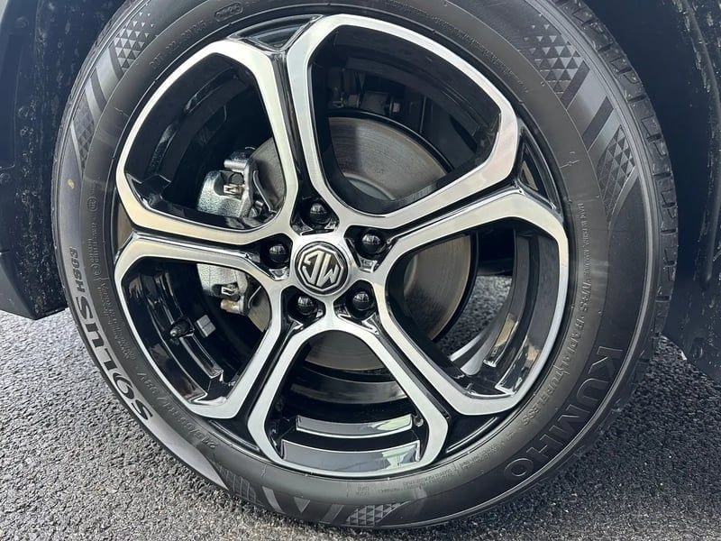 Photo de la voiture MG ZS 1.5 L Hybrid+ 197 ch Comfort