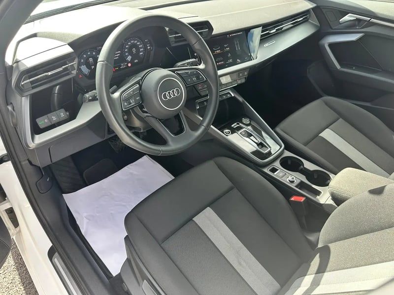 Photo de la voiture AUDI A3 SPORTBACK TFSI Mild Hybrid 116 S tronic 7 Design