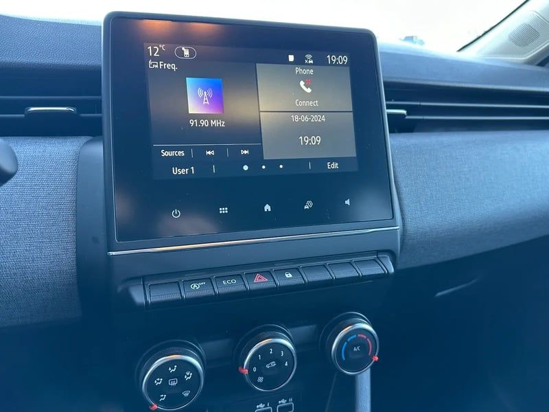 Photo de la voiture RENAULT CLIO V TCe 90 X-Tronic Evolution