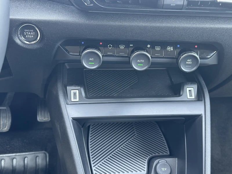 Photo de la voiture CITROEN C4 X BlueHDi 130 S&S EAT8 Max