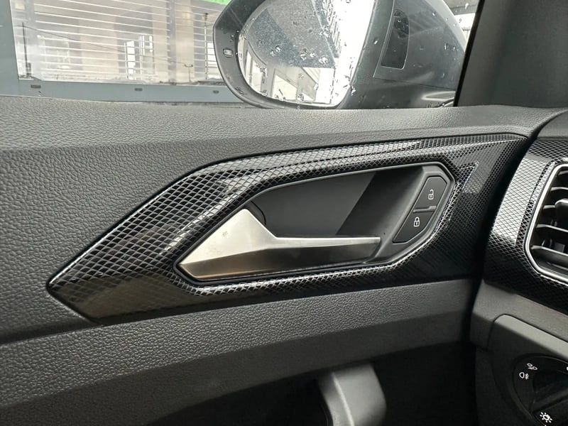 Photo de la voiture VOLKSWAGEN T-CROSS 1.0 TSI 116 Start/Stop DSG7 R-Line Edition