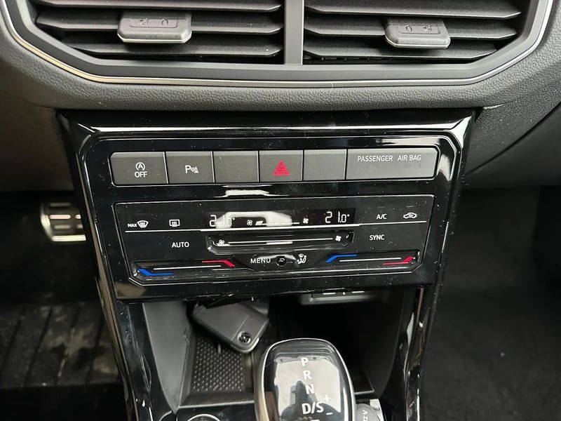 Photo de la voiture VOLKSWAGEN T-CROSS 1.0 TSI 116 Start/Stop DSG7 R-Line Edition