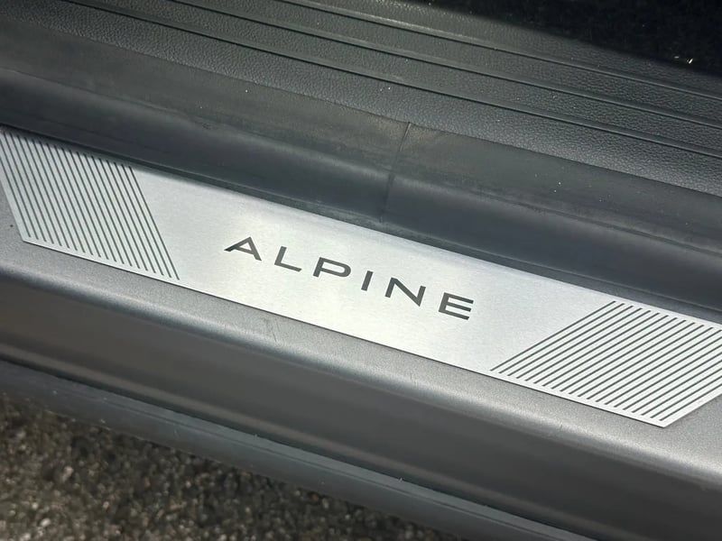 Photo de la voiture RENAULT ESPACE VI E-Tech hybrid 200 esprit Alpine