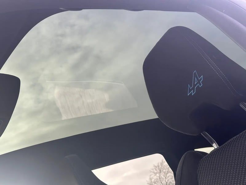 Photo de la voiture RENAULT ESPACE VI E-Tech hybrid 200 esprit Alpine