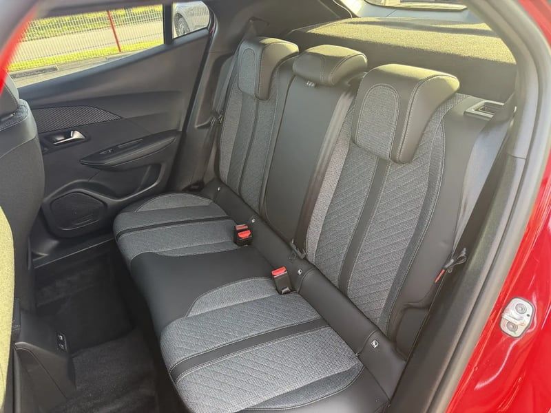 Photo de la voiture PEUGEOT 2008 Hybrid 136 e-DCS6 Allure