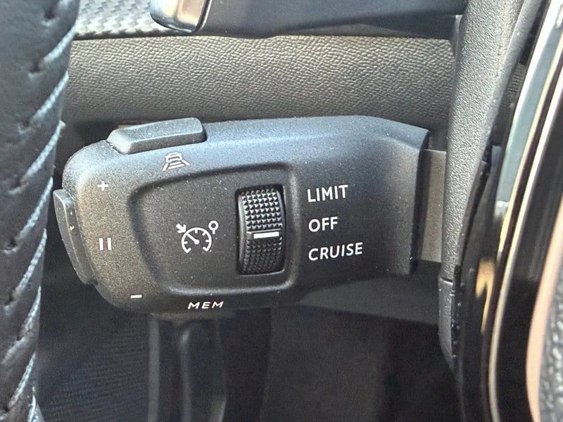 Photo de la voiture PEUGEOT 2008 Hybrid 136 e-DCS6 Allure