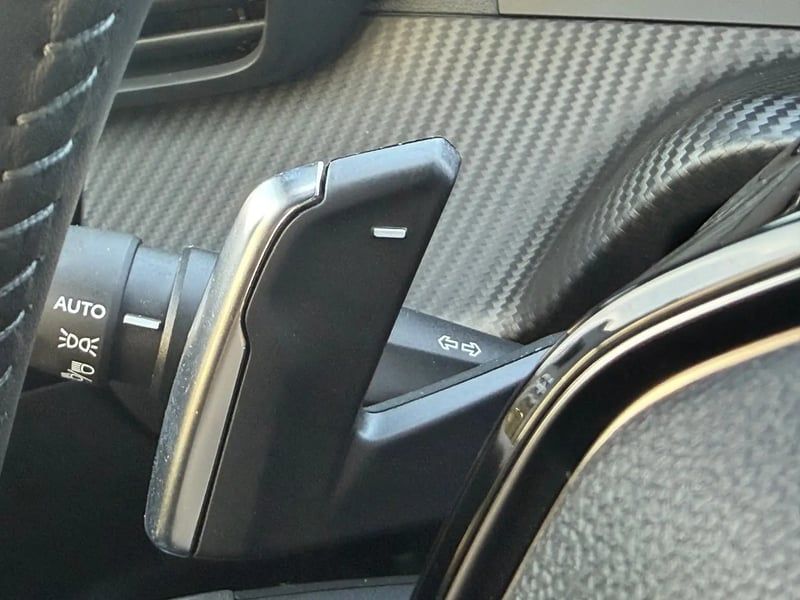 Photo de la voiture PEUGEOT 2008 Hybrid 136 e-DCS6 Allure