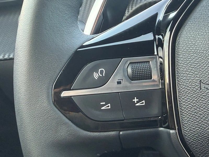 Photo de la voiture PEUGEOT 2008 Hybrid 136 e-DCS6 Allure