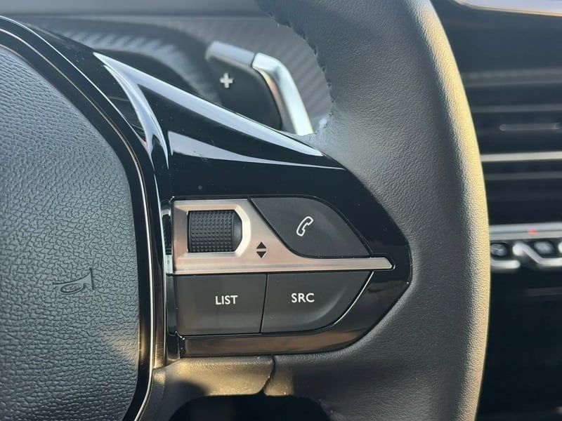 Photo de la voiture PEUGEOT 2008 Hybrid 136 e-DCS6 Allure