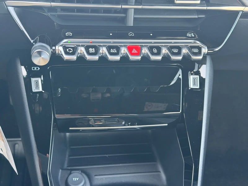 Photo de la voiture PEUGEOT 2008 Hybrid 136 e-DCS6 Allure