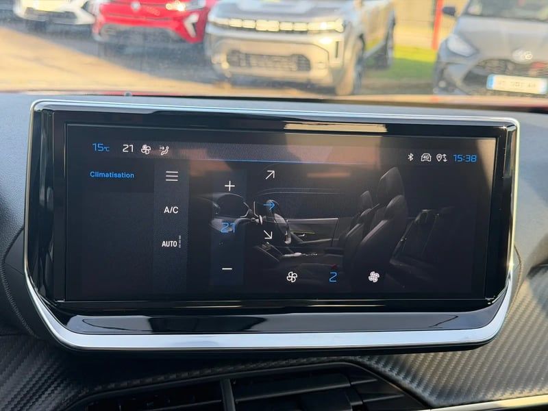 Photo de la voiture PEUGEOT 2008 Hybrid 136 e-DCS6 Allure