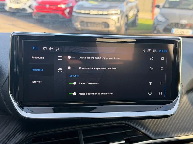 Photo de la voiture PEUGEOT 2008 Hybrid 136 e-DCS6 Allure