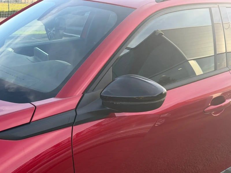 Photo de la voiture PEUGEOT 2008 Hybrid 136 e-DCS6 Allure