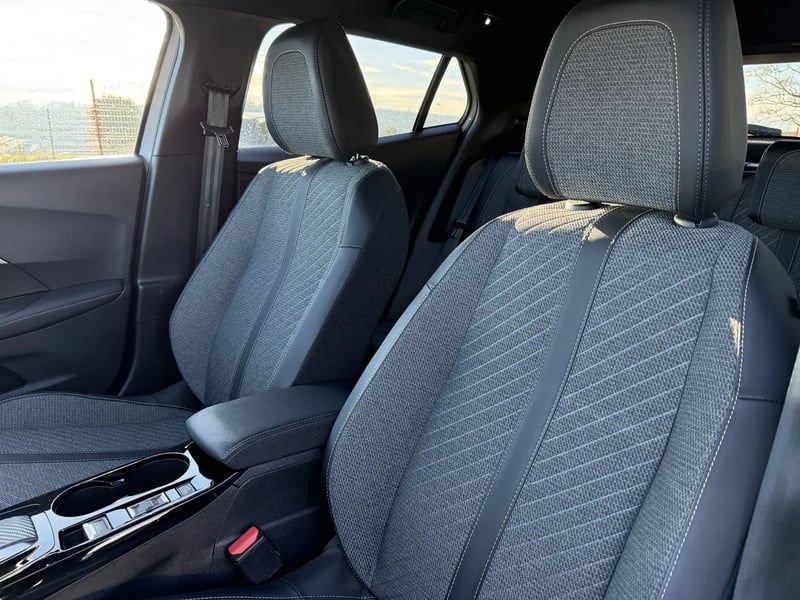 Photo de la voiture PEUGEOT 2008 PureTech 130 S&S EAT8 Allure