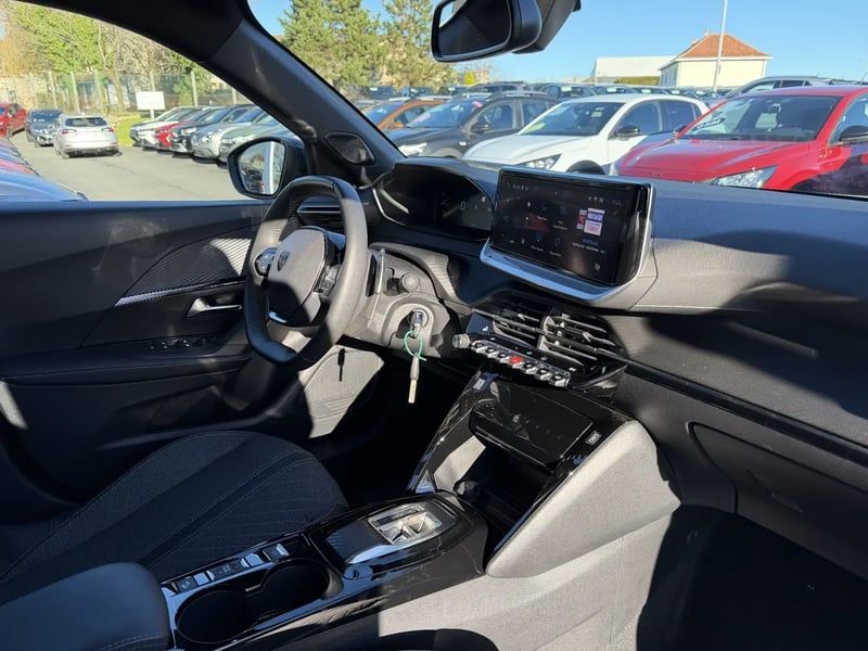 Photo de la voiture PEUGEOT 2008 PureTech 130 S&S EAT8 Allure