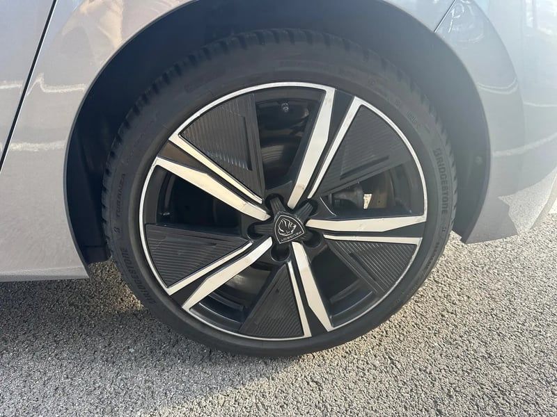 Photo de la voiture PEUGEOT 308 PureTech 130ch S&S EAT8 GT