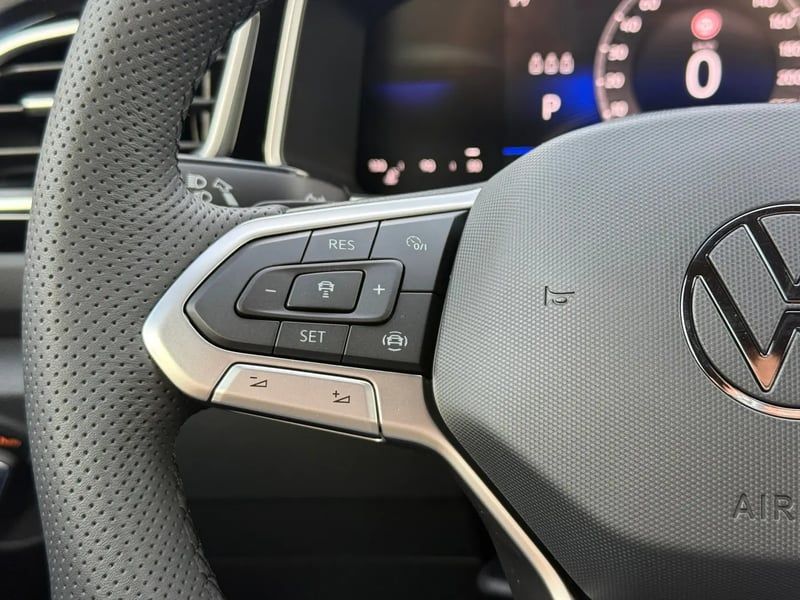 Photo de la voiture VOLKSWAGEN T-ROC 1.5 TSI EVO2 150 Start/Stop DSG7 R-Line Edition