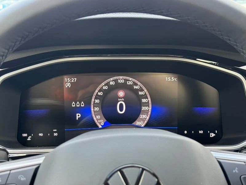 Photo de la voiture VOLKSWAGEN T-ROC 1.5 TSI EVO2 150 Start/Stop DSG7 R-Line Edition