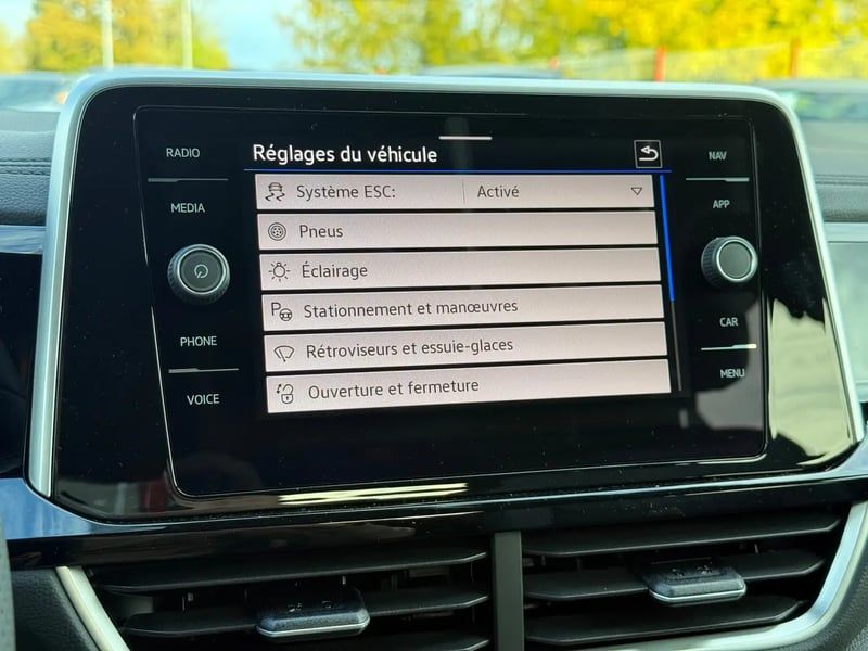 Photo de la voiture VOLKSWAGEN T-ROC 1.5 TSI EVO2 150 Start/Stop DSG7 R-Line Edition