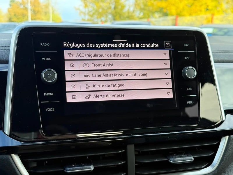 Photo de la voiture VOLKSWAGEN T-ROC 1.5 TSI EVO2 150 Start/Stop DSG7 R-Line Edition