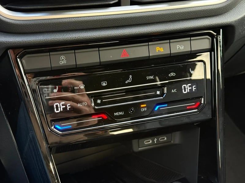 Photo de la voiture VOLKSWAGEN T-ROC 1.5 TSI EVO2 150 Start/Stop DSG7 R-Line Edition