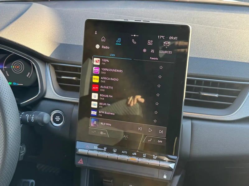 Photo de la voiture RENAULT CAPTUR E-Tech full hybrid 160 ch Techno