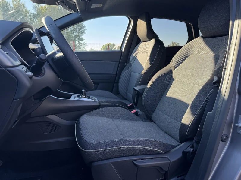 Photo de la voiture RENAULT CAPTUR E-Tech full hybrid 160 ch Techno