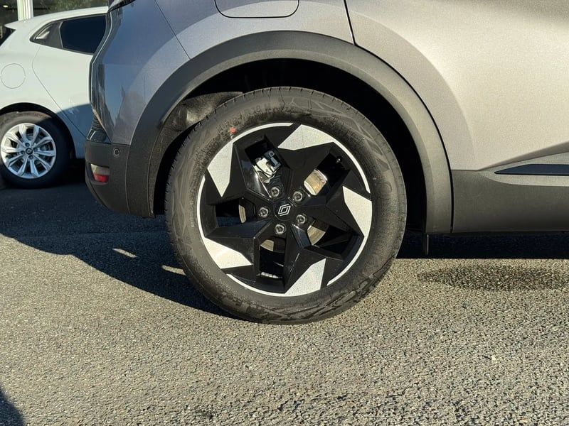 Photo de la voiture RENAULT CAPTUR E-Tech full hybrid 160 ch Techno