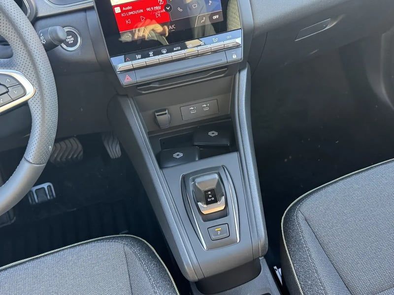 Photo de la voiture RENAULT CAPTUR E-Tech full hybrid 160 ch Techno