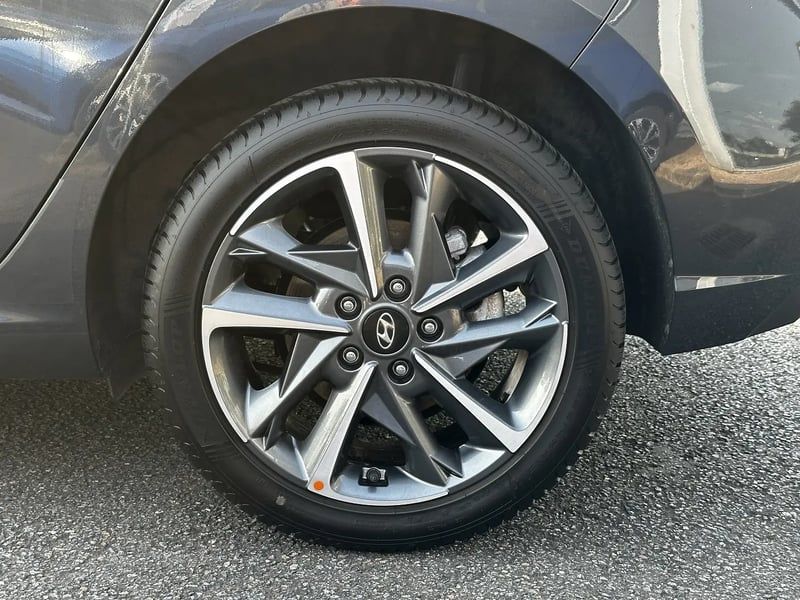 Photo de la voiture HYUNDAI i30 1.0 T-GDi 120 DCT-7 Hybrid 48V Creative