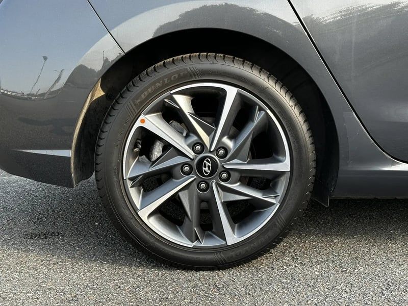 Photo de la voiture HYUNDAI i30 1.0 T-GDi 120 DCT-7 Hybrid 48V Creative