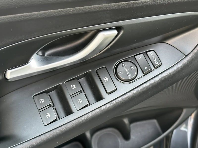 Photo de la voiture HYUNDAI i30 1.0 T-GDi 120 DCT-7 Hybrid 48V Creative