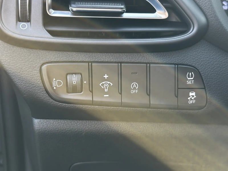 Photo de la voiture HYUNDAI i30 1.0 T-GDi 120 DCT-7 Hybrid 48V Creative