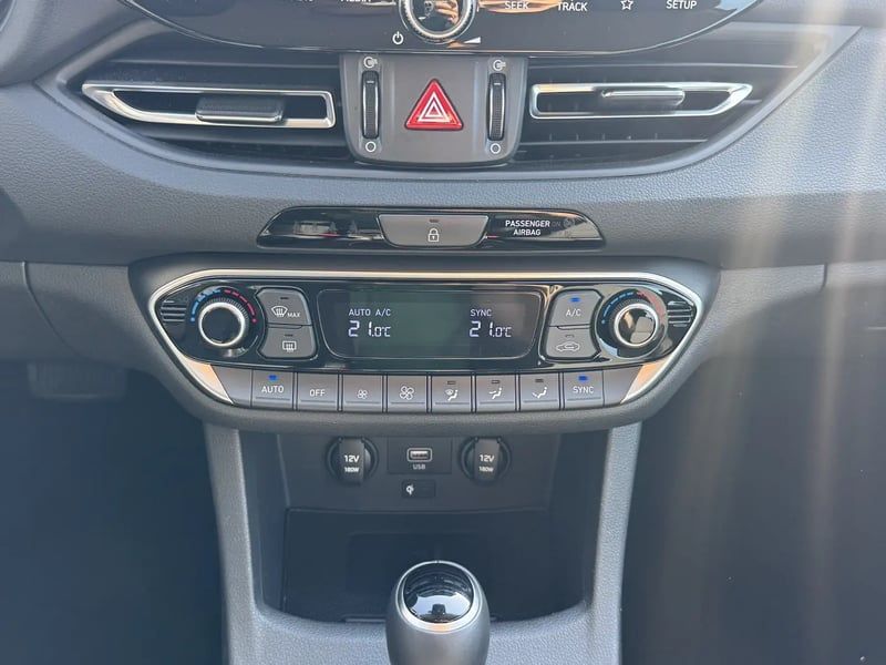 Photo de la voiture HYUNDAI i30 1.0 T-GDi 120 DCT-7 Hybrid 48V Creative