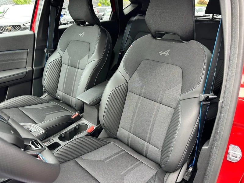 Photo de la voiture RENAULT CAPTUR Captur 1.6 E-Tech full hybrid 145ch esprit Alpine