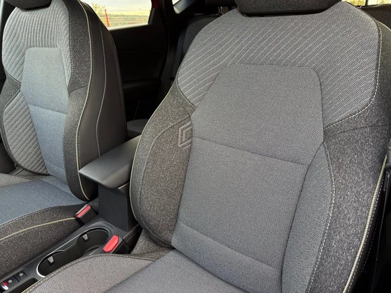 Photo de la voiture RENAULT CAPTUR E-Tech full hybrid 160 ch Techno