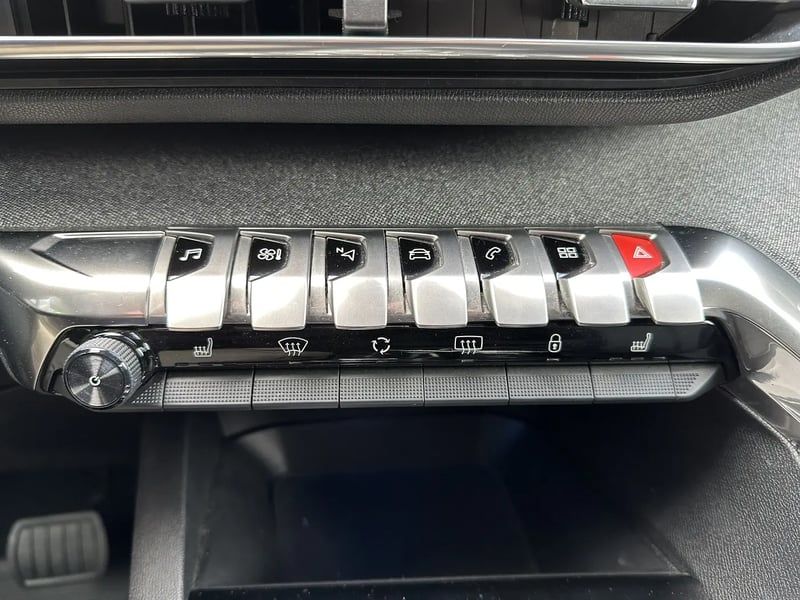 Photo de la voiture PEUGEOT 3008 Puretech 130ch S&S EAT8 Allure Pack