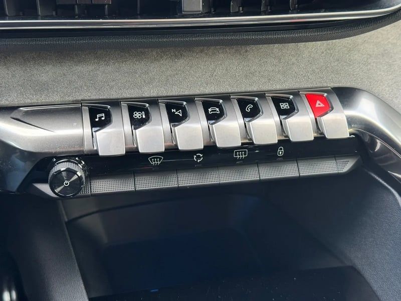 Photo de la voiture PEUGEOT 3008 PureTech 130ch S&S BVM6 GT