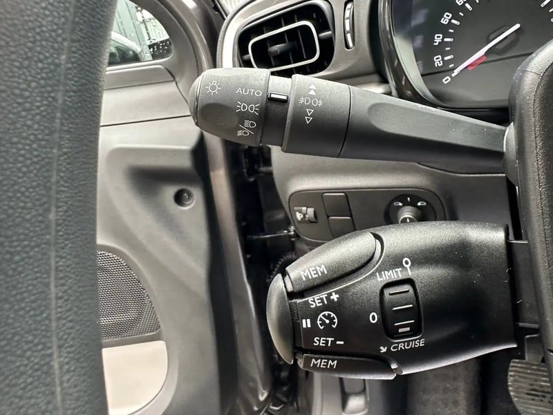 Photo de la voiture CITROEN C3 PureTech 83 S&S BVM5 Shine