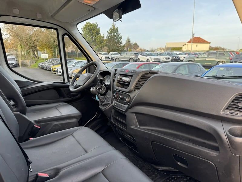 Photo de la voiture IVECO DAILY CHASSIS CABINE CAB 35 C 15H EMP 3750 QUAD-LEAF BVM6