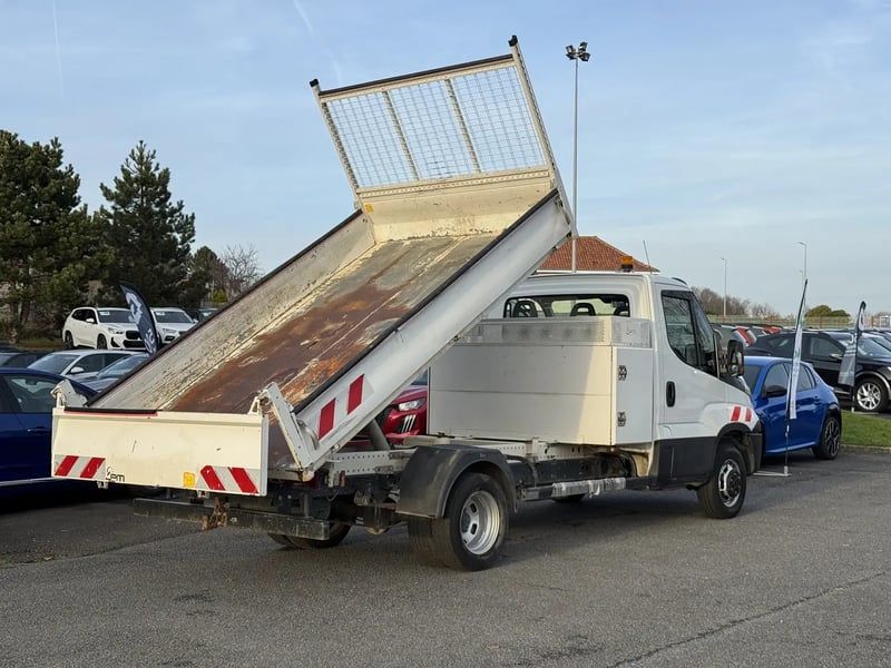 Photo de la voiture IVECO DAILY CHASSIS CABINE CAB 35 C 15H EMP 3750 QUAD-LEAF BVM6