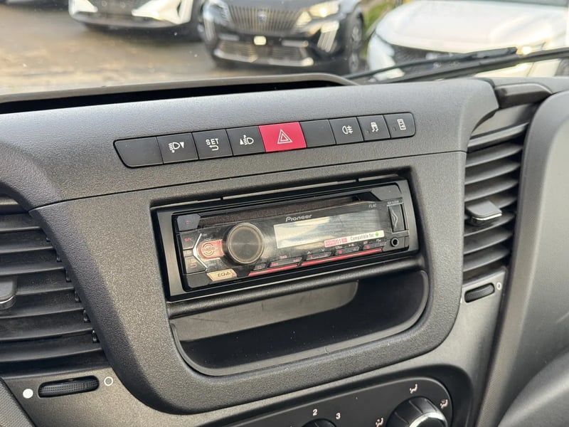 Photo de la voiture IVECO DAILY CHASSIS CABINE CAB 35 C 15H EMP 3750 QUAD-LEAF BVM6