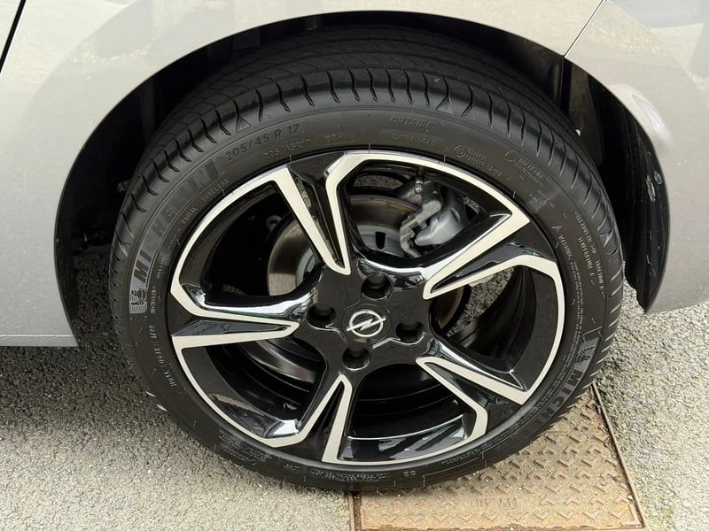 Photo de la voiture OPEL CORSA 1.2 Turbo 100 ch BVM6 GS