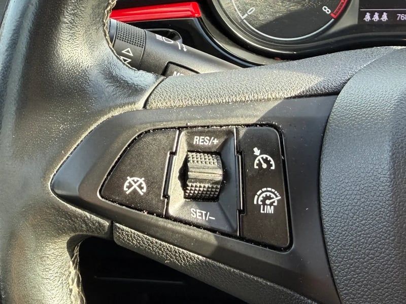 Photo de la voiture OPEL CORSA 1.4 Turbo 100 ch Design Edition