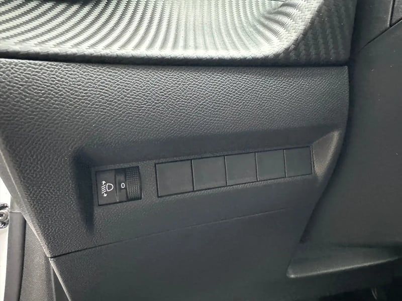 Photo de la voiture PEUGEOT 208 Hybrid 100 e-DCS6 Allure