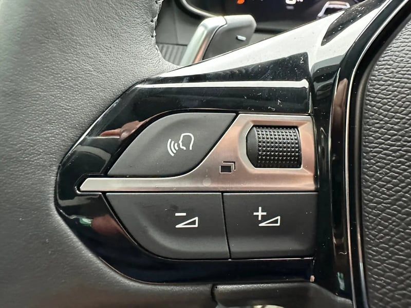 Photo de la voiture PEUGEOT 208 Hybrid 100 e-DCS6 Allure