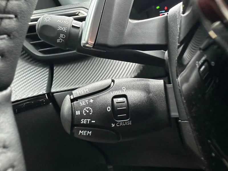 Photo de la voiture PEUGEOT 208 Hybrid 100 e-DCS6 Allure