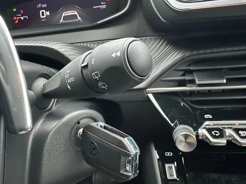 Photo de la voiture PEUGEOT 208 Hybrid 100 e-DCS6 Allure