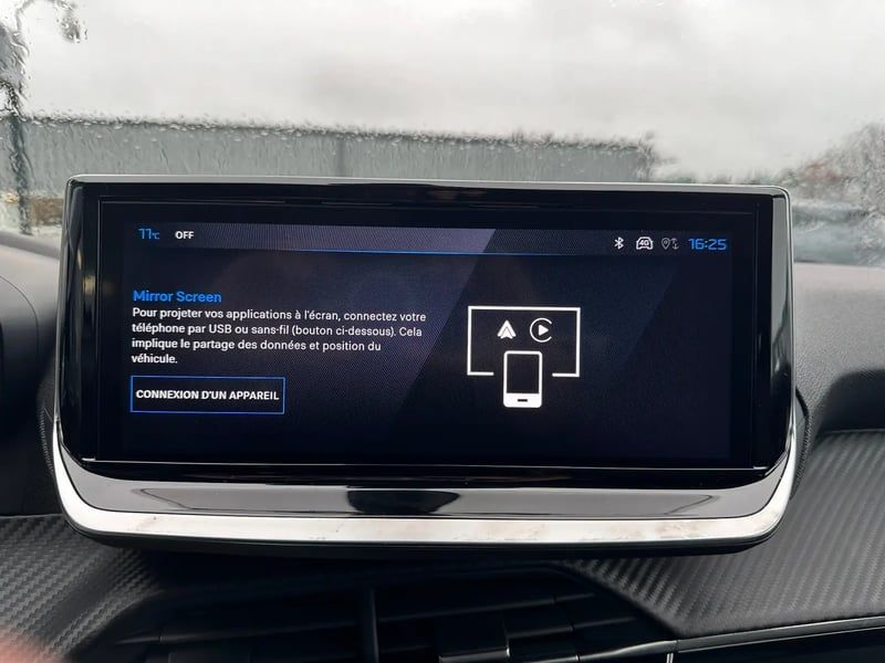 Photo de la voiture PEUGEOT 208 Hybrid 100 e-DCS6 Allure