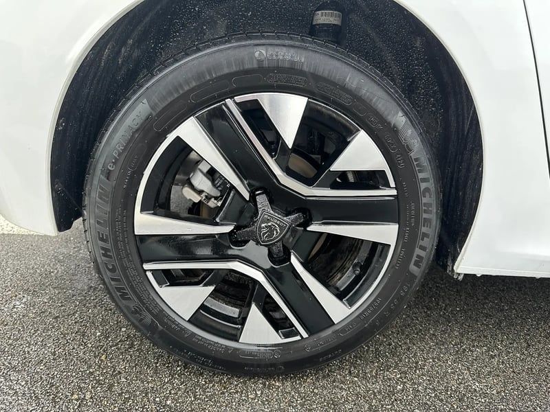 Photo de la voiture PEUGEOT 208 Hybrid 100 e-DCS6 Allure